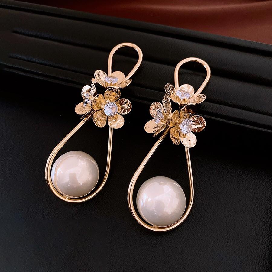 Medieval Silver Needle with Diamonds, Dripping Oil, Flower Pearl Earrings, Temperament, Court Style Stud Earrings, Light Luxury and High-end Earrings.