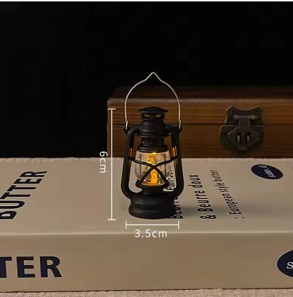 Mini Retro Poppenhuis LED Gloeiende Pony Lantaarn Simulatie Kaars Licht Nachtlampje Poppenhuis Miniatuur Kerosine Lamp Woondecoratie Speelgoed paars