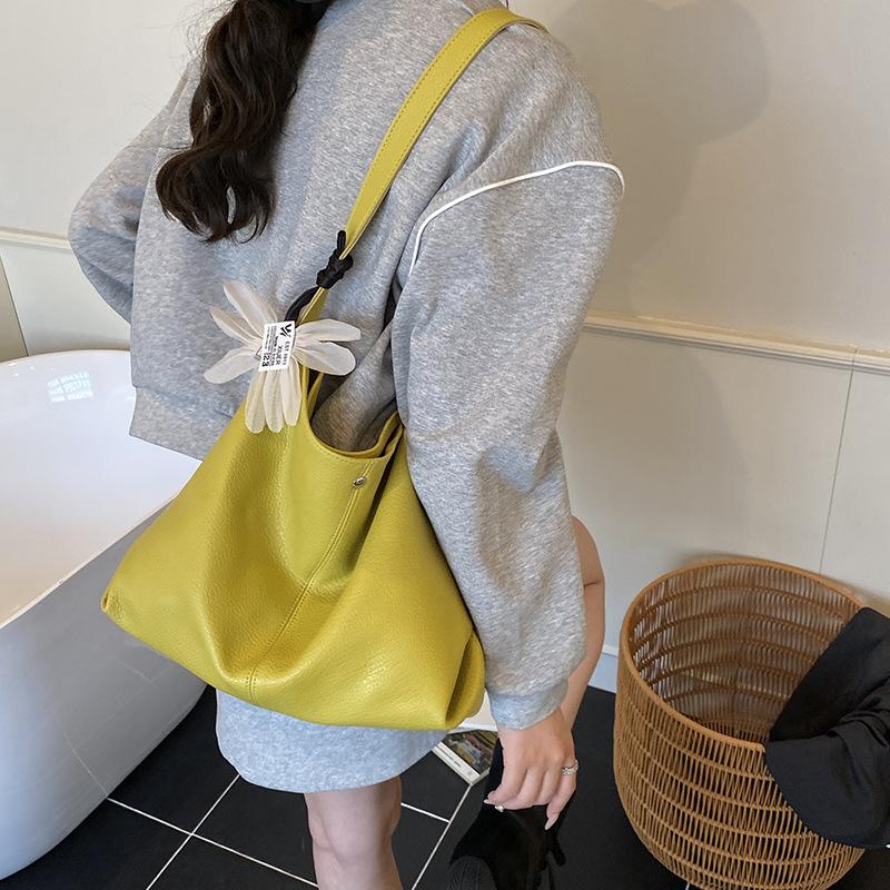 Large capacity slack underarm bag women's new shoulder messenger tote bag commuter bucket big bag
