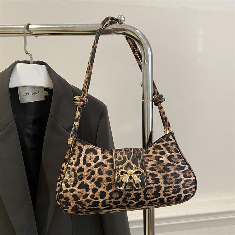 

Корейская версия модного нишевого дизайна сумки-багета под мышку 2025 осень-зима новая ретро личность зарубежный стиль плечевая сумка-полумесяц хаки