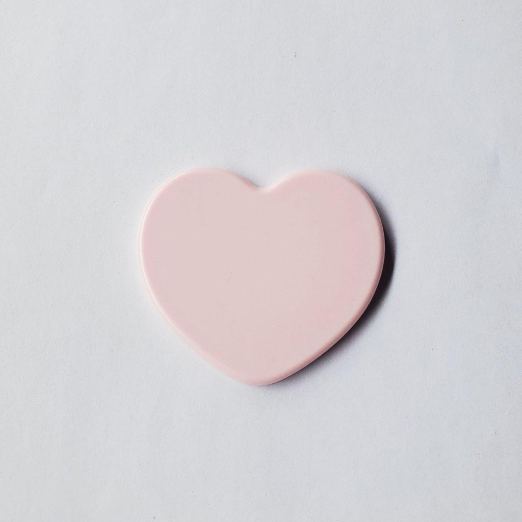 Heart-Shaped Portable Makeup Mirror: Minimalist Girly Pocket Vanity Mirror with HD Reflection