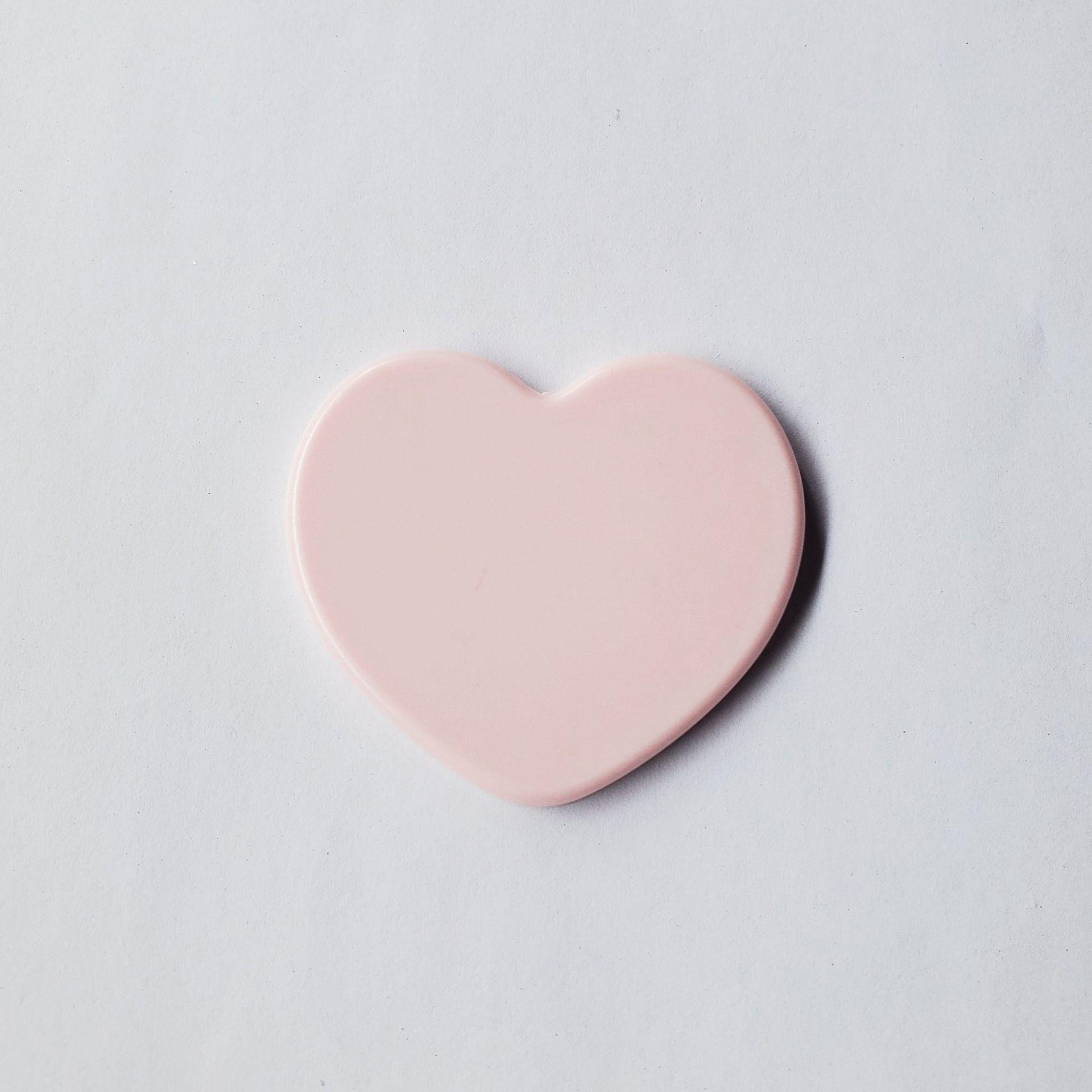 

Heart-Shaped Portable Pocket Makeup Mirror with Logo, Ideal for Student Dorms