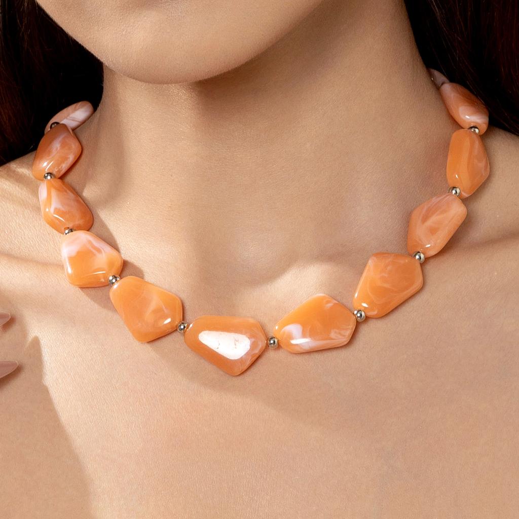 Retro acrylic resin special-shaped beaded necklace, temperament versatile light luxury neck chain