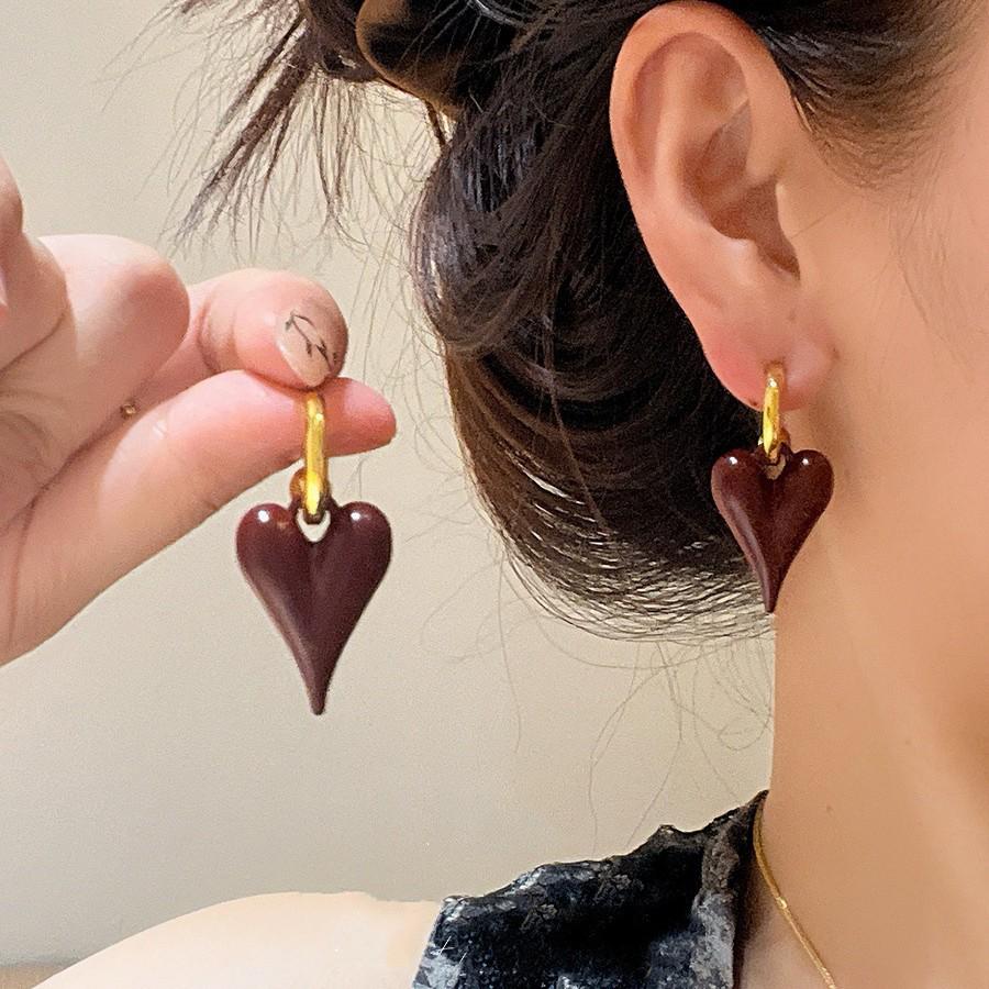 Autumn and Winter Fashion Simple Temperament Enamel Heart Shape Earrings for Women Unique Design Party Jewerly Ear Accessories