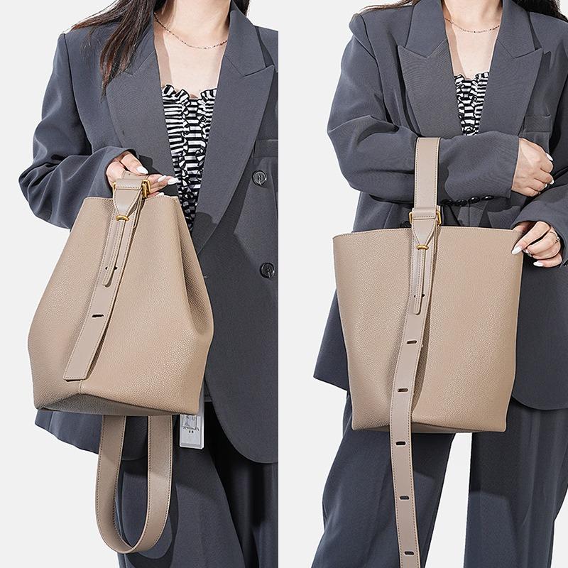 Vandrande väska dam stor kapacitet axelväska nisch mjuk koskinn lätt lyx budbärare high-end väska dam äkta läder hinkväska