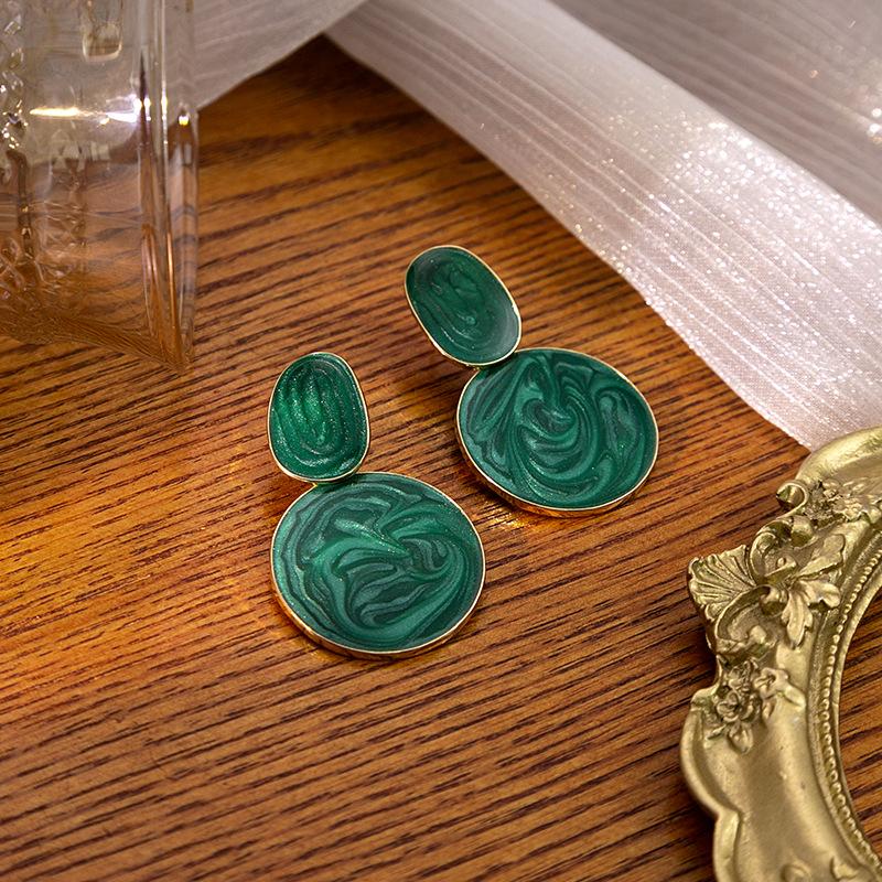 Modische ovalförmige Ohrringe in Bonbonfarben mit zarten, strukturierten Anhängern