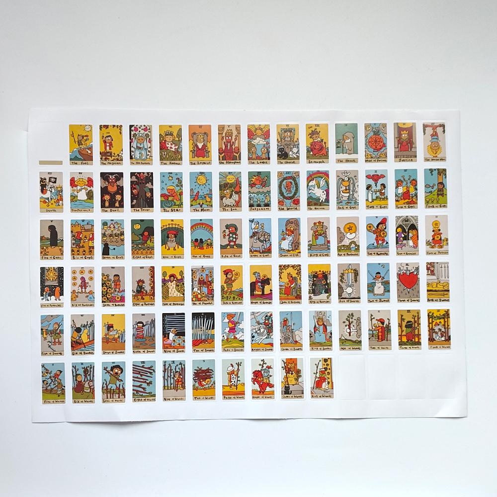 Adesivi dei Tarocchi Disegnati Veramente Male, 80 Pz in un Foglio A4, Ogni Decalcomania Adesiva in Vinile 2x3cm per Laptop, Diari, Magia