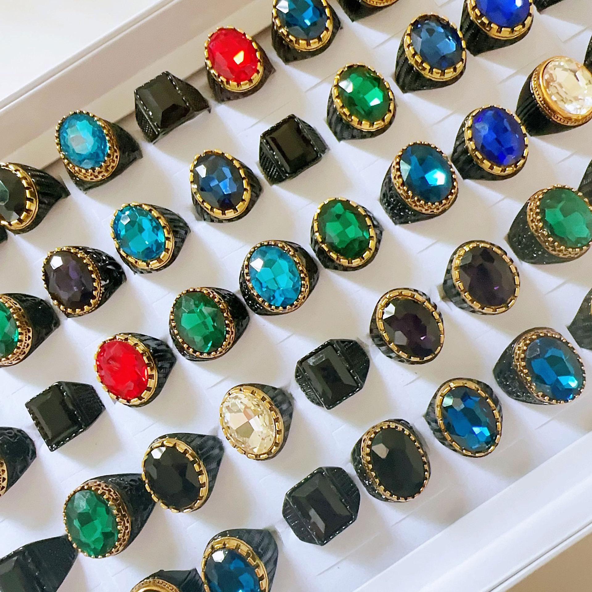 Exaggerated and grandiose colored glass finger ring, index finger ring, crystal gemstone vintage ring