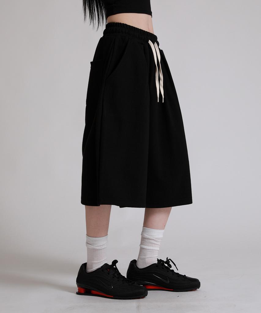 LIKE THE MOST Single-Pleat Double-Side Bermuda Pants_Black