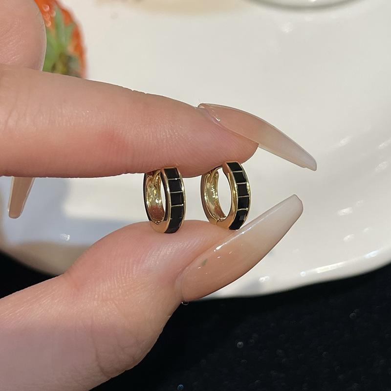 

Черные серьги-пряжки для ушей, женские простые и холодные ветряные клеевые маленькие серьги