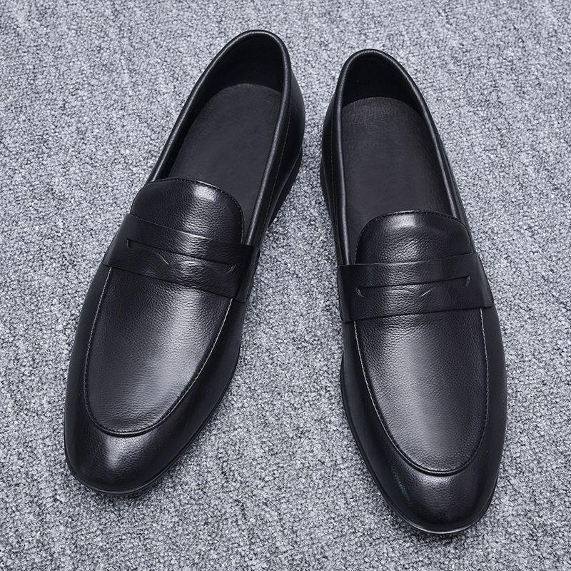 The new fashionable bean shoes are a pair of casual men's leather shoes with hollowed-out designs. Dad shoes A24
