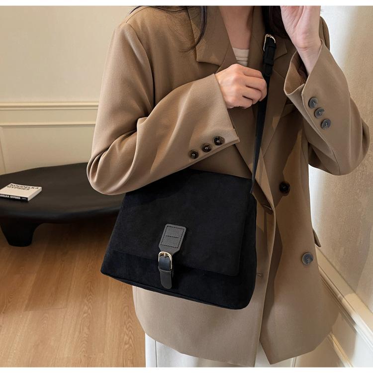 

Women s bag retro coffee messenger bag 2025 new autumn and winter high-end sense niche commuter messenger large-capacity tote bag