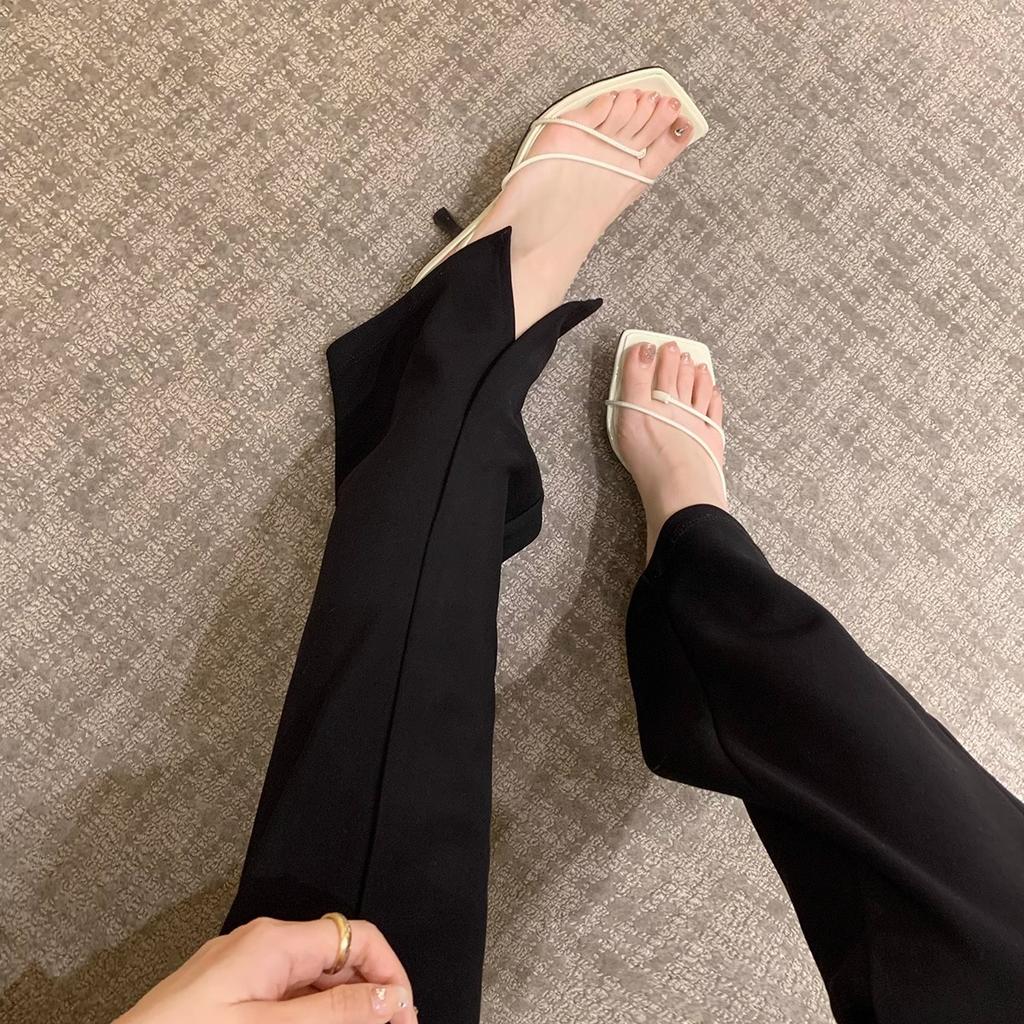 Schaffell Französische dünne Riemen Sandalen mit quadratischer Spitze Damen Designgefühl High Heels Zehenfrei Temperament Kitten und coole Hausschuhe