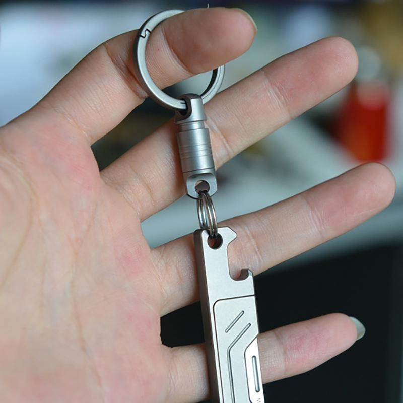 Kapesní nástroj Edc z 1ks titanové slitiny Ultra odolný přívěsek na klíče s otočnou přezkou Pro muže Kompaktní klíčenka na pásek, ideální pro O