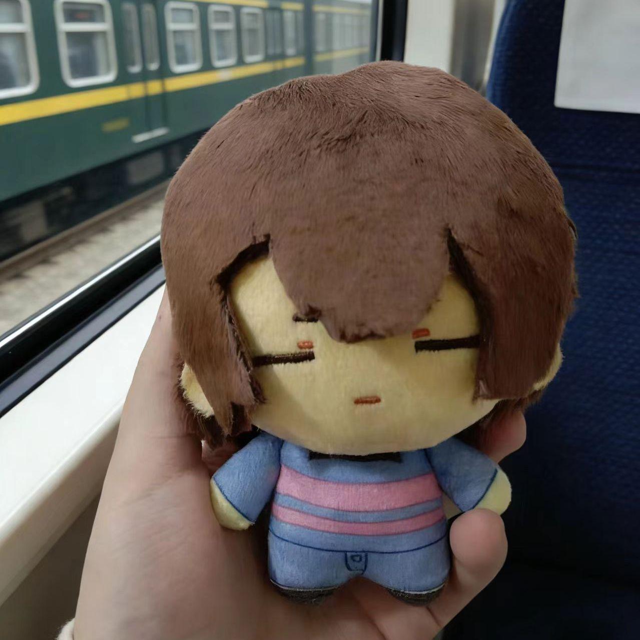 10cm Spiel Undertale Frisk Plüschtier Stoffpuppe Spielzeug Frisk Plüsch Rucksack Anhänger Schlüsselanhänger Kawaii Puppe Geburtstags-Weihnachtsgeschenke