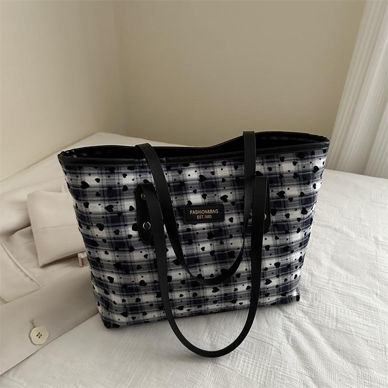 Trendy Large Capacity Tote Bag For Stylish College Students Ideal For Daily Commute