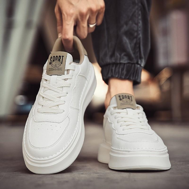 Neue Herbst-Plateau-Sport- und Freizeitschuhe erhöhen die Höhe von kleinen weißen Trendschuhen