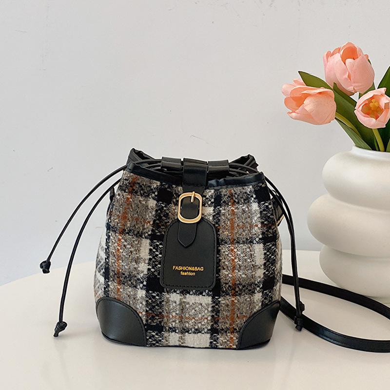 

Женская сумка-ведро Niche Foreign Style Сумка через плечо Шерстяная клетчатая сумка-ведро Модная универсальная сумка-мессенджер чёрный