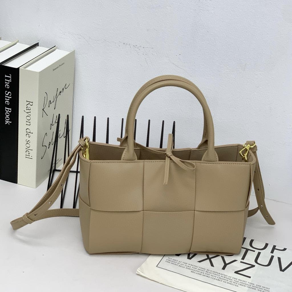 Cross-border hot-selling 28CM cowhide woven portable tote bag, genuine leather handbag, commuting versatile single shoulder messenger women's bag