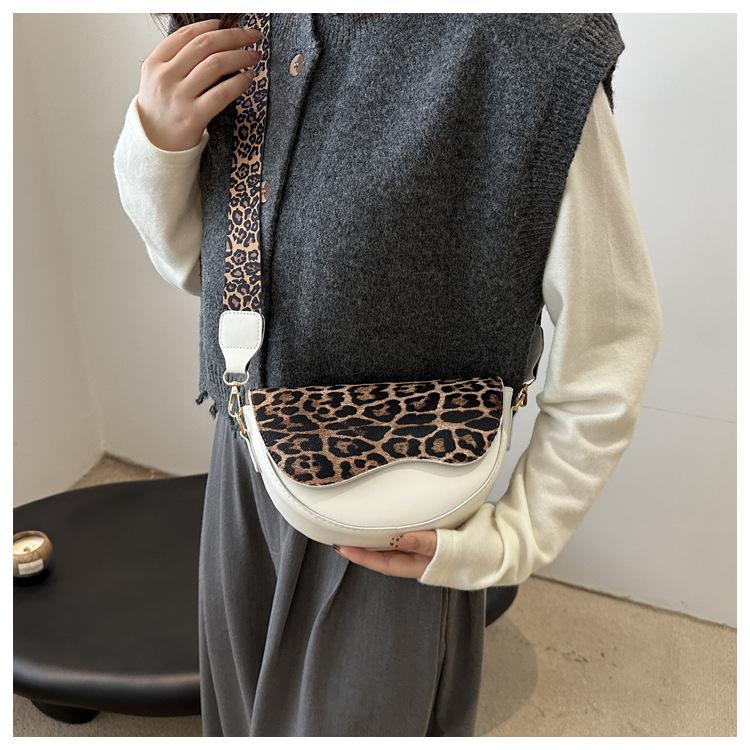 Minimalist Saddle Bag for Women Solid Color Faux Leather Crossbody Purse Trendy Single Shoulder Bag CLE