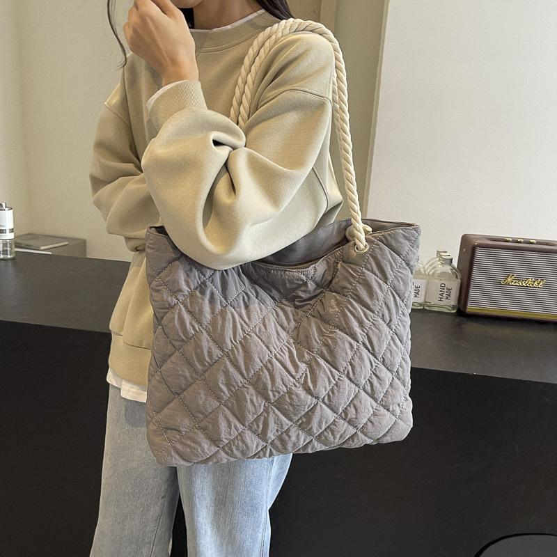 Bag women's autumn and winter new shoulder handbag texture rhombus large capacity casual simple commuter tote bag