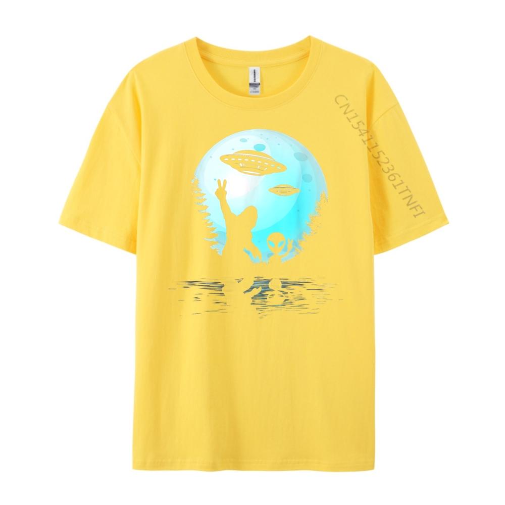 Alien And Bigfoot Full Moon Sasquatch UFO Vintage T Shirt Men Printed TShirt High Quality Graphic Clothes