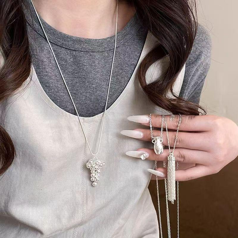 Korean Style Grape Bead Pendant Necklace: Elegant, Fashionable Clavicle Chain for Women. Versatile and Refined Accessory.