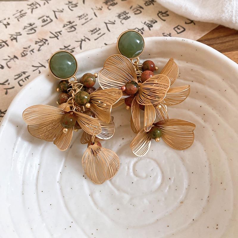 New imprinted colored stone petal fringed stud earrings, new Chinese retro elegant earrings, light luxury high-end earrings.