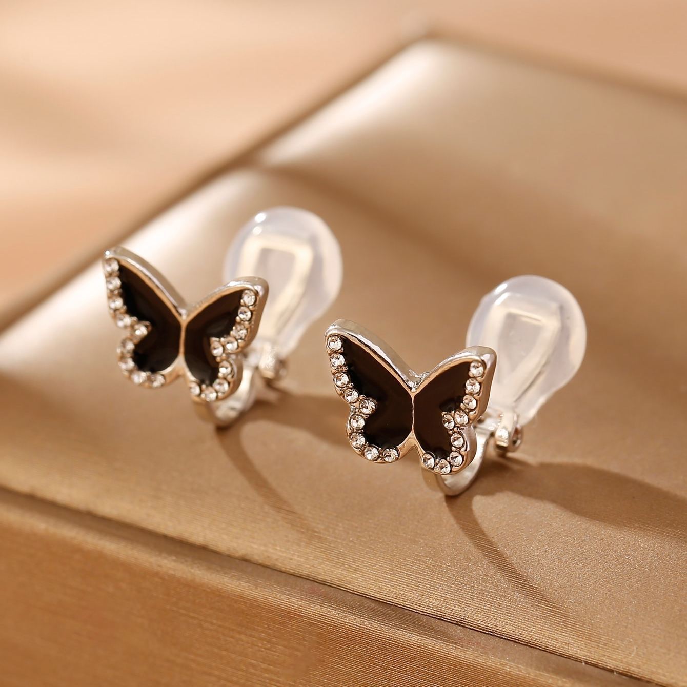 

Новые модные эмалированные черные серьги-бабочки со стразами без пирсинга, серьги-клипсы