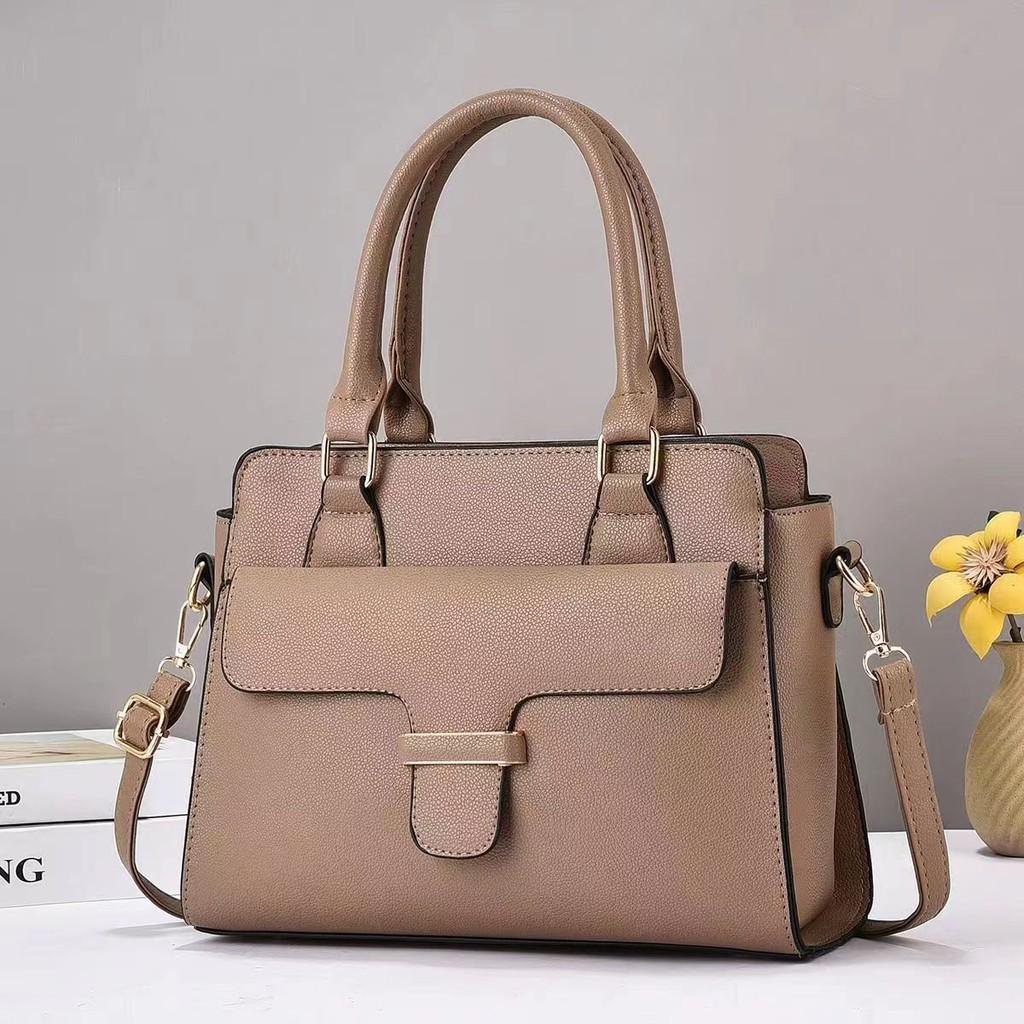 Vintage Large Capacity Women's Shoulder Bag With Trendy Crossbody Design And Chic Chain Details