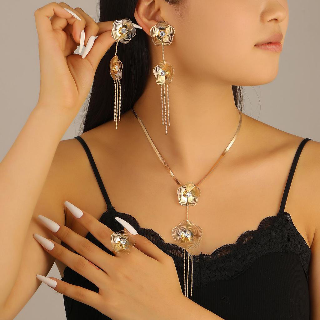 Vynikající 3D duté náušnice s květinami a náhrdelník - Elegantní evropský a americký design šperků pro ženy