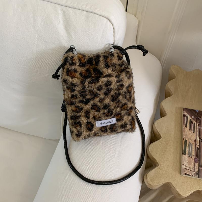 

Autumn and winter high-end commuting niche mobile phone messenger small bag female brown leopard print plush plush bag коричневый