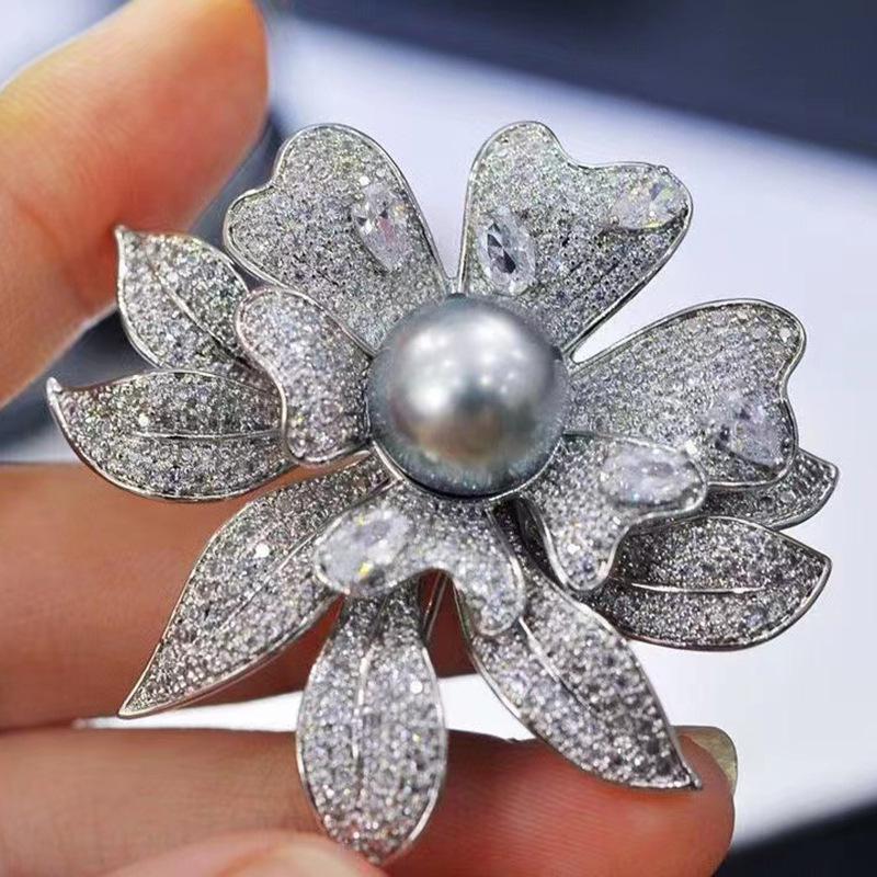 

Брошь Лотос с цирконом и жемчугом для женщин: Модный аксессуар с темпераментом и нефритовым основанием