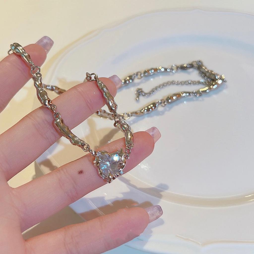 Light Luxury and High Grade Black Peach Heart Collar Chain for Spicy Girls with A Cold and Elegant Style, Exquisite and Niche Necklace