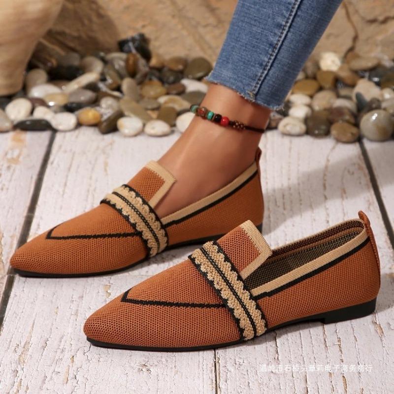The New Pointed-toe Women's Shoes Are Flat, Breathable and Have A Shallow Opening, Which Can Be Worn On One Foot