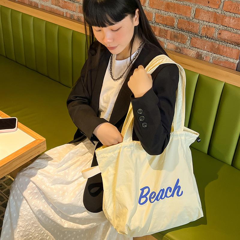 Tasche Damen Alphabet Bedruckte Nylon Schultertasche Lässig Vielseitig Tragbar Kordelzug Große Kapazität Tragetasche