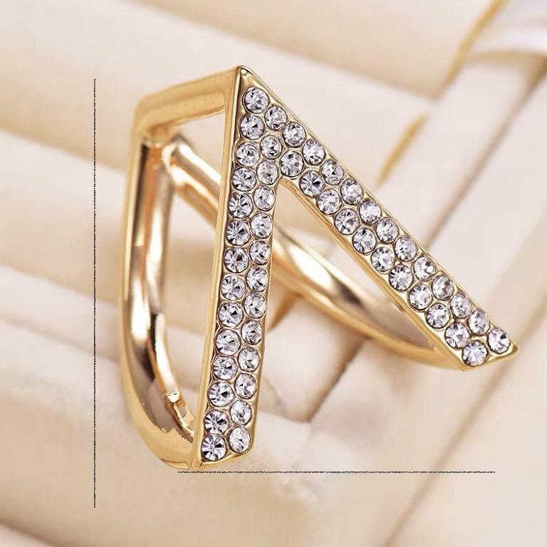 Seidenschal-Schnalle im koreanischen Stil in V-Form: Elegantes und minimalistisches Schal-Accessoire