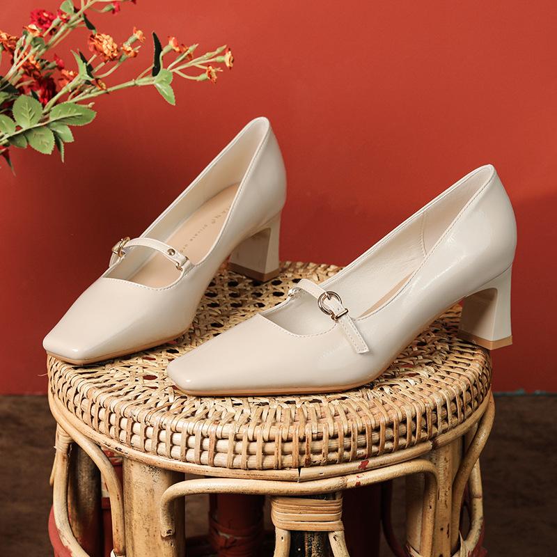 

Sexy sheepskin high heels new square head temperament patent leather single shoes thick heel 39 абрикосовий