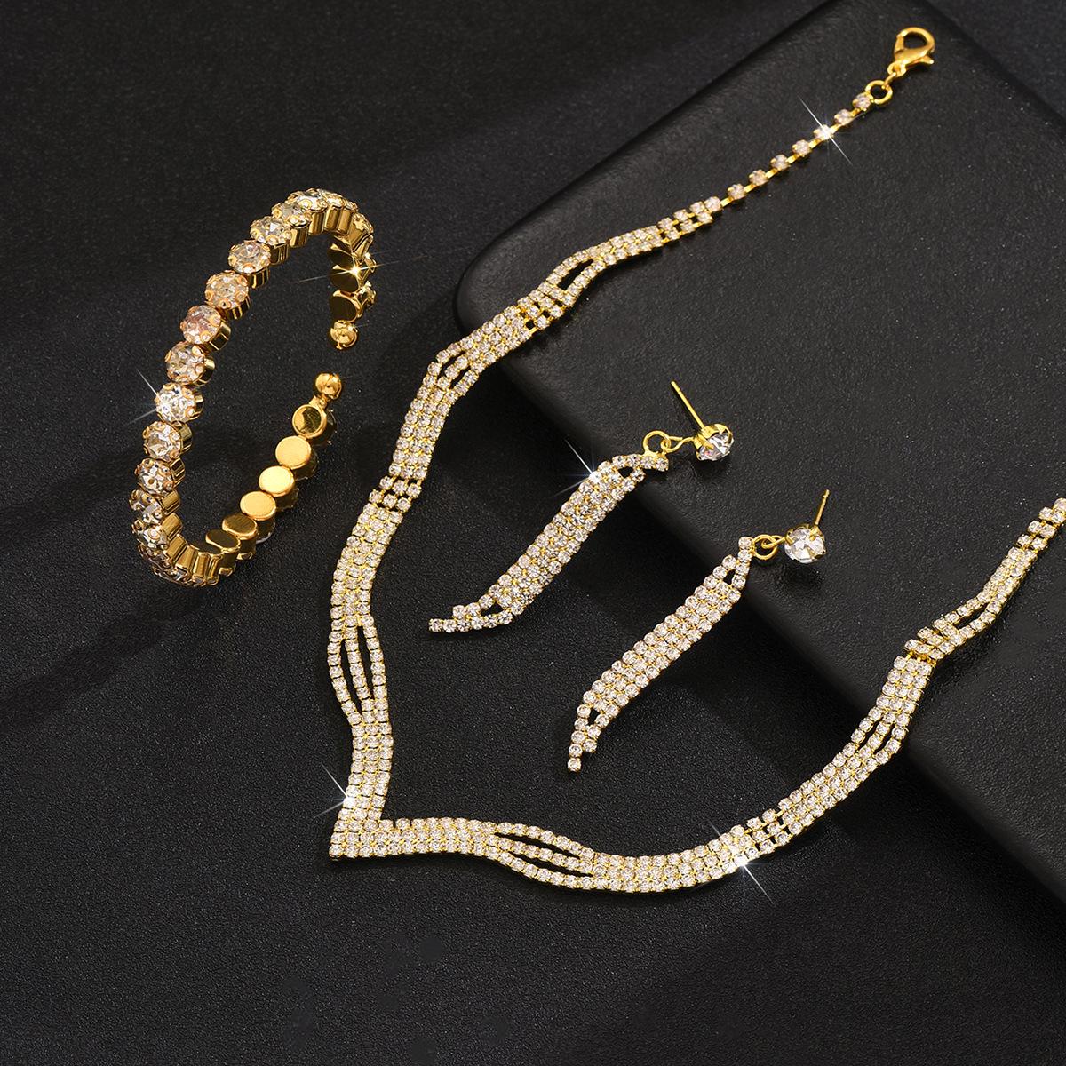 

Свадебный ювелирный набор 2024: Ожерелье, серьги и браслет со стразами и дизайном когтевой цепочки