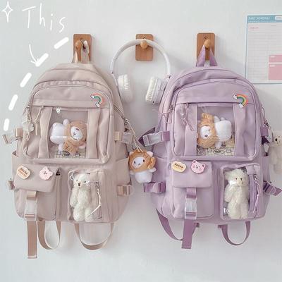 Süßer, niedlicher Nylon-Rucksack für Damen, klassischer, lässiger Designer-Rucksack für Mädchen, Tasche mit Puppenanhänger, modische Schultasche für Mädchen