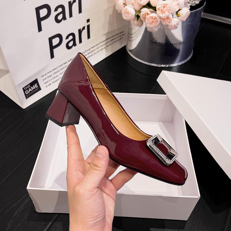 

Не уставшие ноги на высоком каблуке с толстым каблуком 2025 года, новые весенние и осенние женские туфли из лакированной кожи, красные свадебные туфли с квадратным носком, французские одинарные туфли 34 бордовый