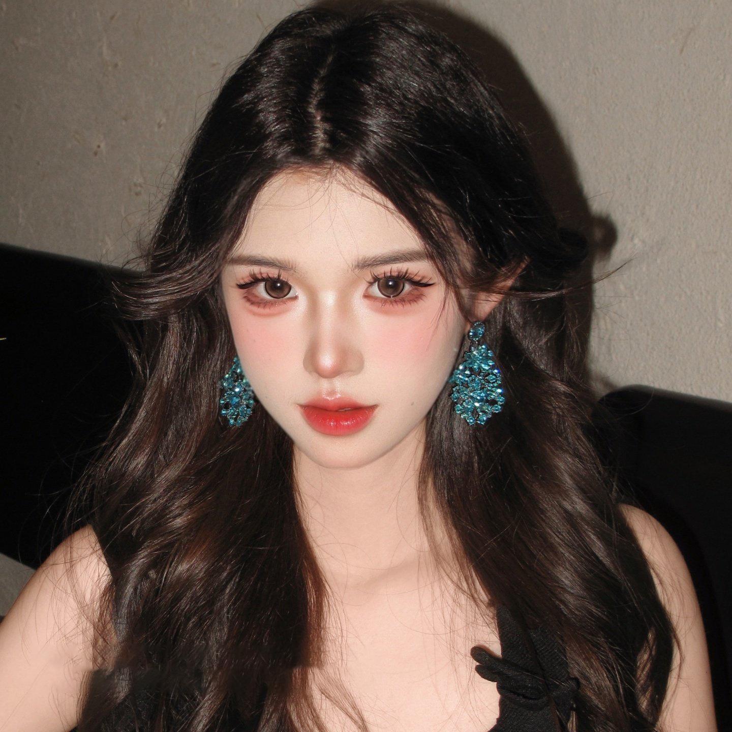 French Silver Needle Blue Rhinestone Flower Stud Earrings - Retro Court Style, Elegant & Versatile.