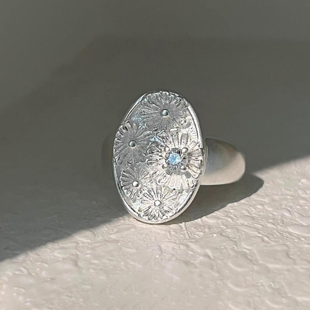 Xiaohongshu 925 Sterling Silver Exaggerated Plain Ring for Women – Simple, Luxurious, High-End Design.