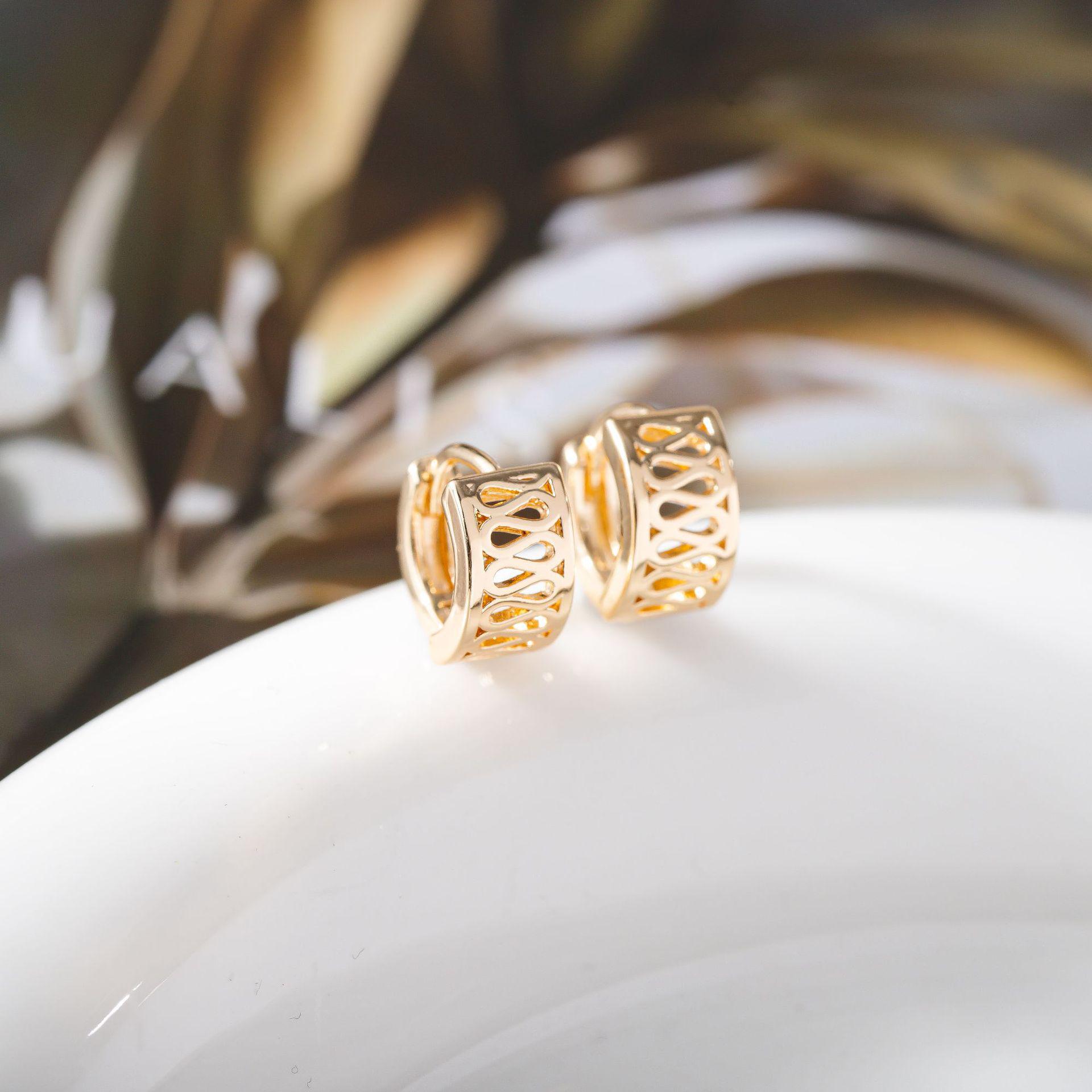 Geometric Hollow Ear Cuff Earrings - Trendy Women s Cold Style Cartilage Clips