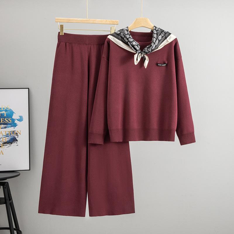 

Женский комплект из двух предметов, состоящий из повседневного свитера с круглым вырезом, длинными рукавами и свободной вязки, и брюк с высокой посадкой и широкими штанинами. one size бордовый