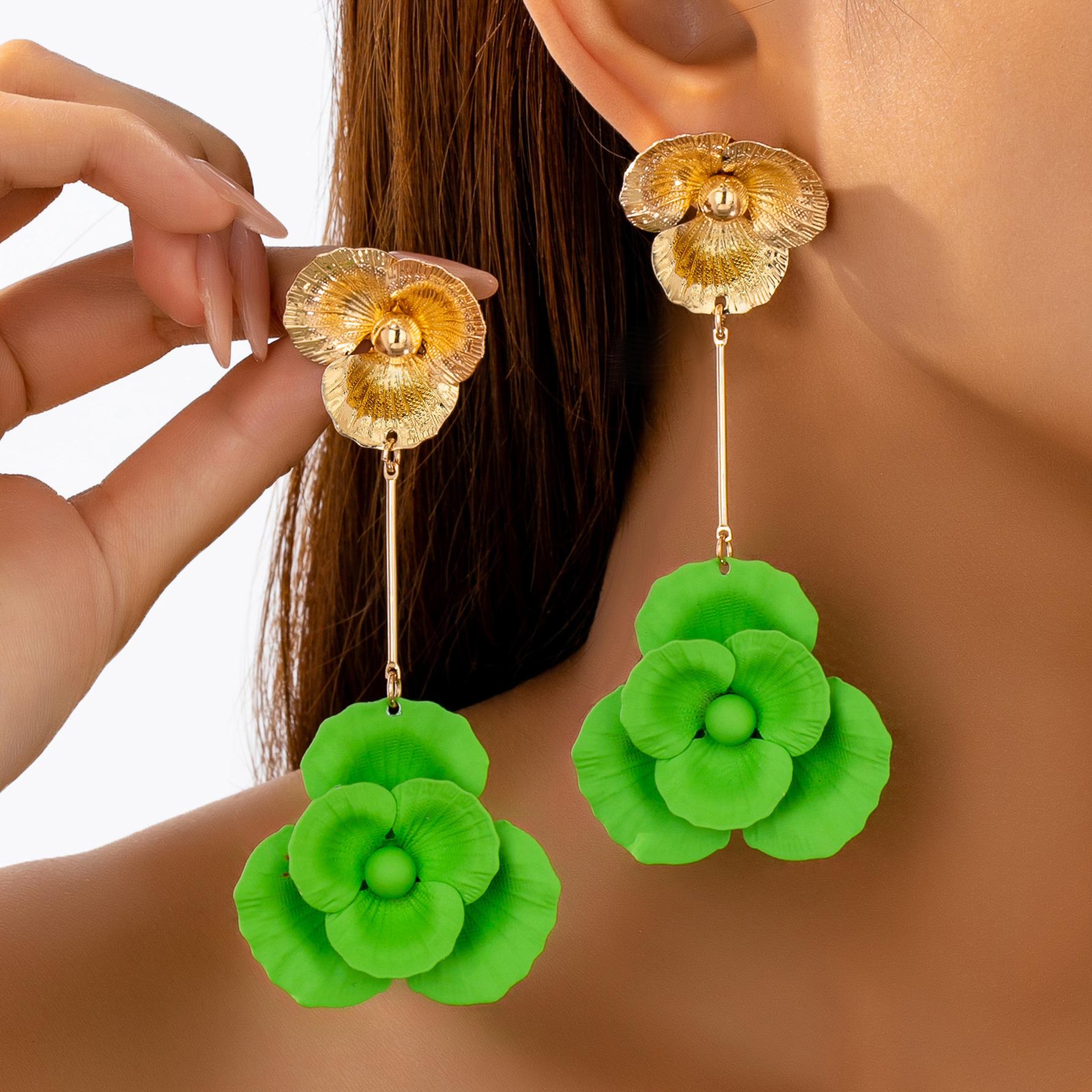 

Модные серьги-подвески для женщин зелёный