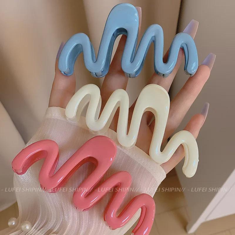 Cream Dopamine Summer Hairpin - Stylish Female Hair Shark Clip for Simple, Chic Hairstyles.