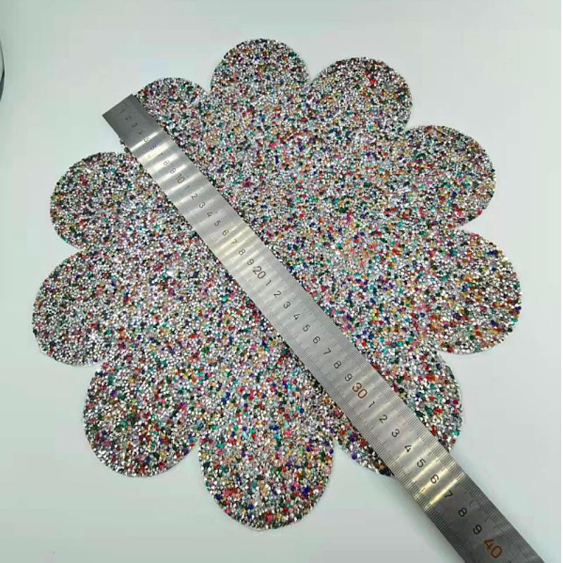 Flower-Shaped Silver-Plated Rhinestone Pad: Elegant Gold Table Mat for Cutlery 36cm Flower-shaped