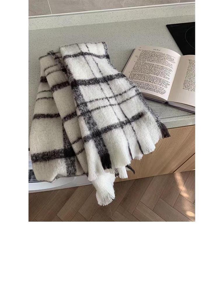 Milky Beige Plaid Thickened Scarf: Korean Style for Winter 2025