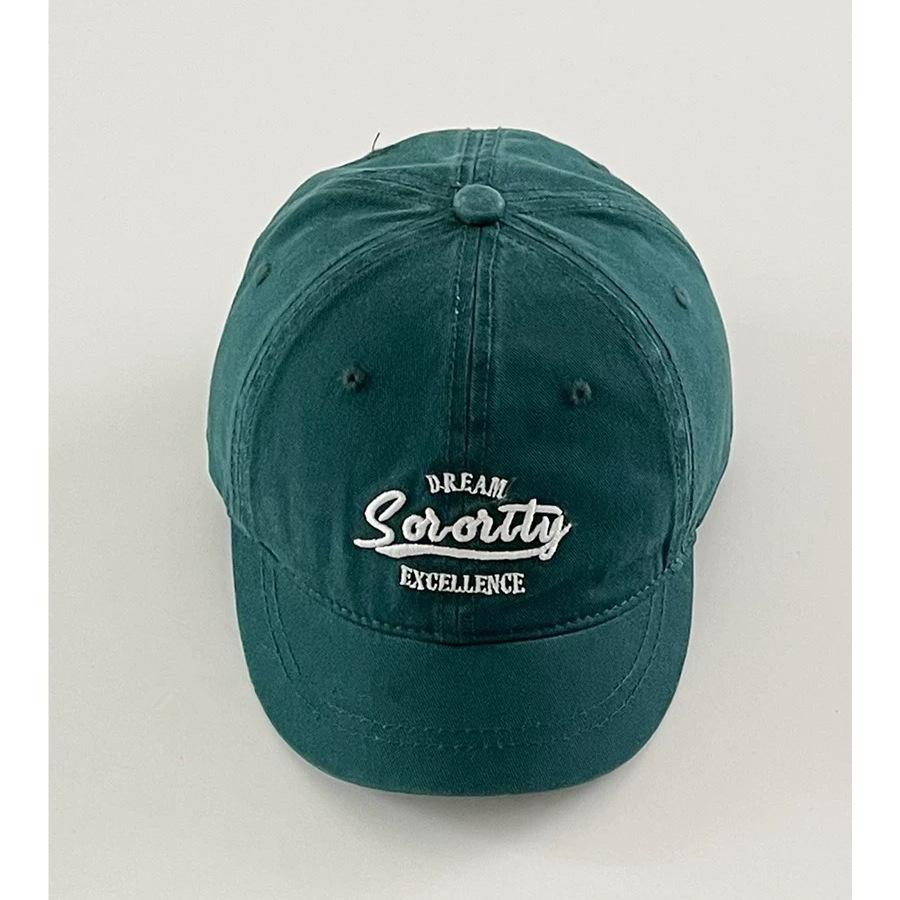 Kort bremmet myk topp brodert topphette kvinne liten langs amerikansk gate trendy merkepar solskjerming baseballcaps som viser lite ansikt